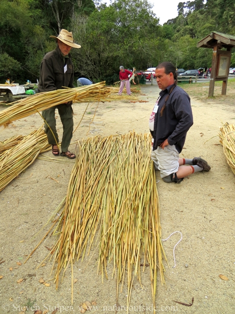 Jim (L) and Sky (R) insert a thin bundle into a thick one. They untied the thick bundle so that the thin one can be placed in its center.